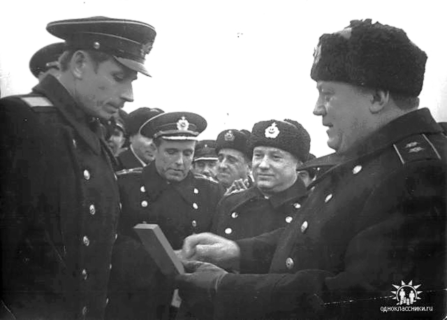 1967 год  адмирал Михайлин вручает медаль за Боевые Заслуги